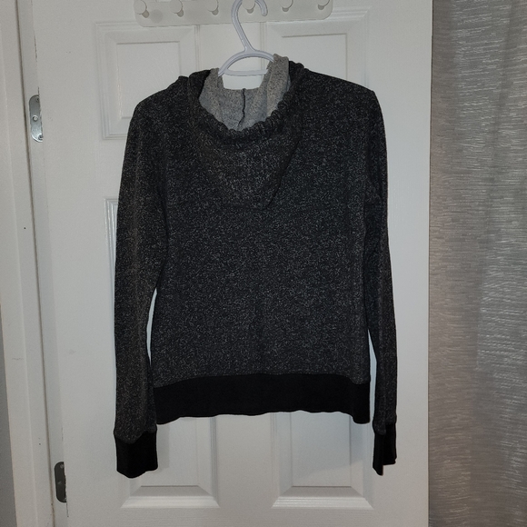 💥Sale💥Guess Sweater/Hoodie - Picture 3 of 4